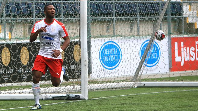 Izuchukwu Emeh är tillbaka i spel och på stort spelhumör, han gjorde mål direkt i comebacken mot AFK Linköping.  [FOTO: Morris Esa]