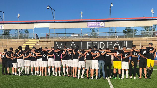 Laget hyllade Paul Pichoue med tryckta tröjor och poserade framför den fina banderollen som en hyllning till vår bortgångne spelare. [Foto: Morris Esa]