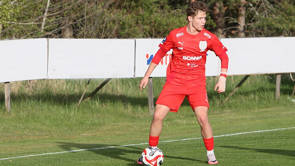 18-årige Volodymyr Khomenko kommer gjorde debut för Assyriska i årets första DM-match mot Enhörna