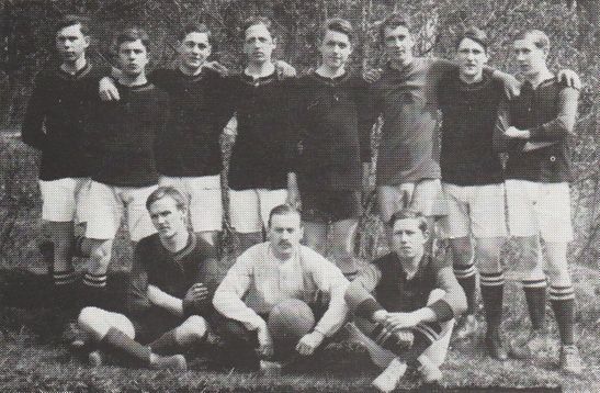 Huddinge IF:s första lag då klubben bildades 1912. [FOTO: ur Huddinge IF 50 år från 1962]
