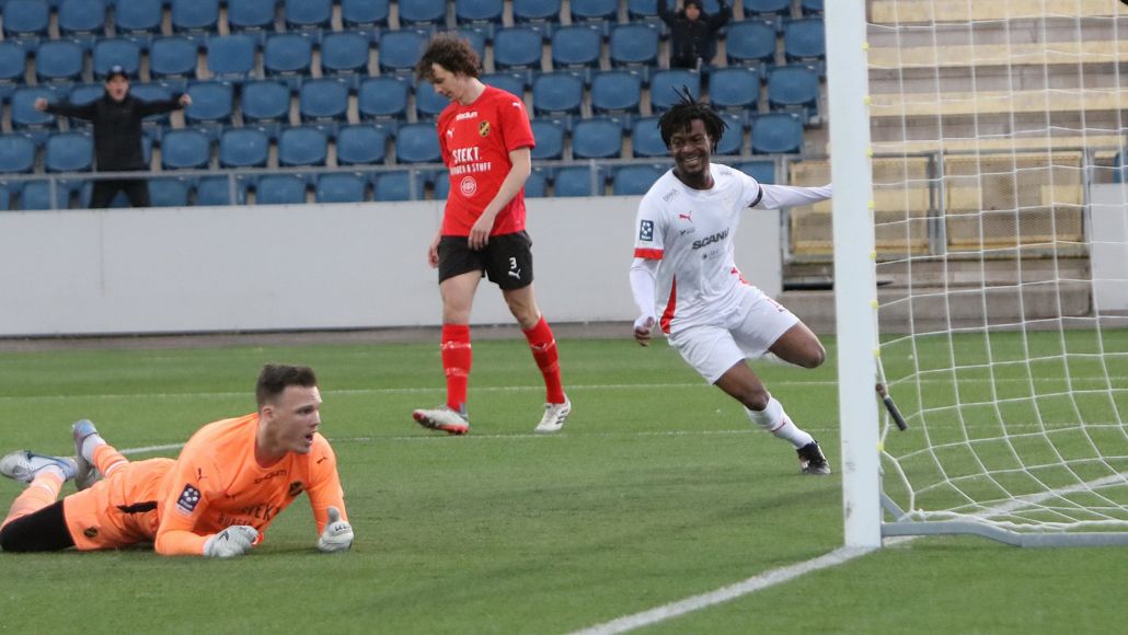 Kevin Jarret firar efter att ha utökat Assyriskas ledning till 2-0