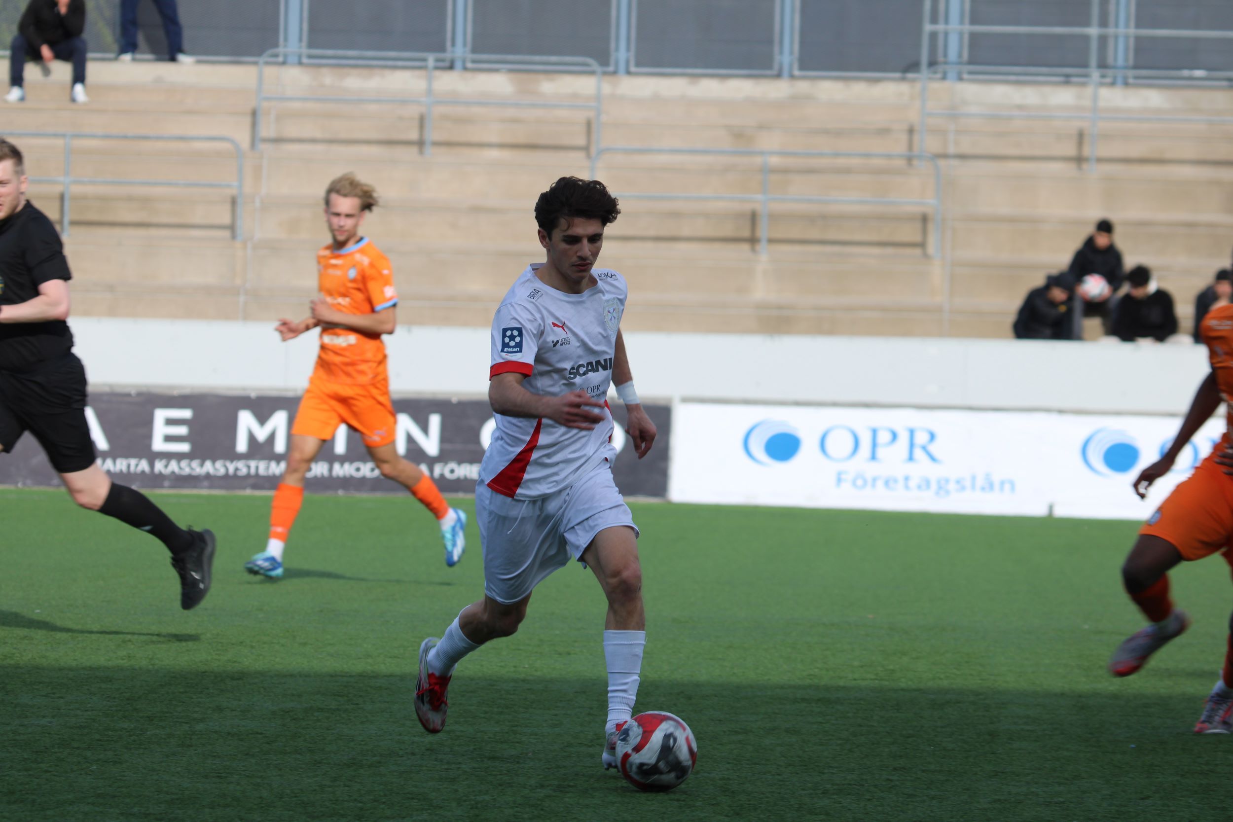 Bollen studsade runt i straffområdet – till slut hamnade den hos Edmond Gukasian som säkert placerade in 2–1 för Assyriska.