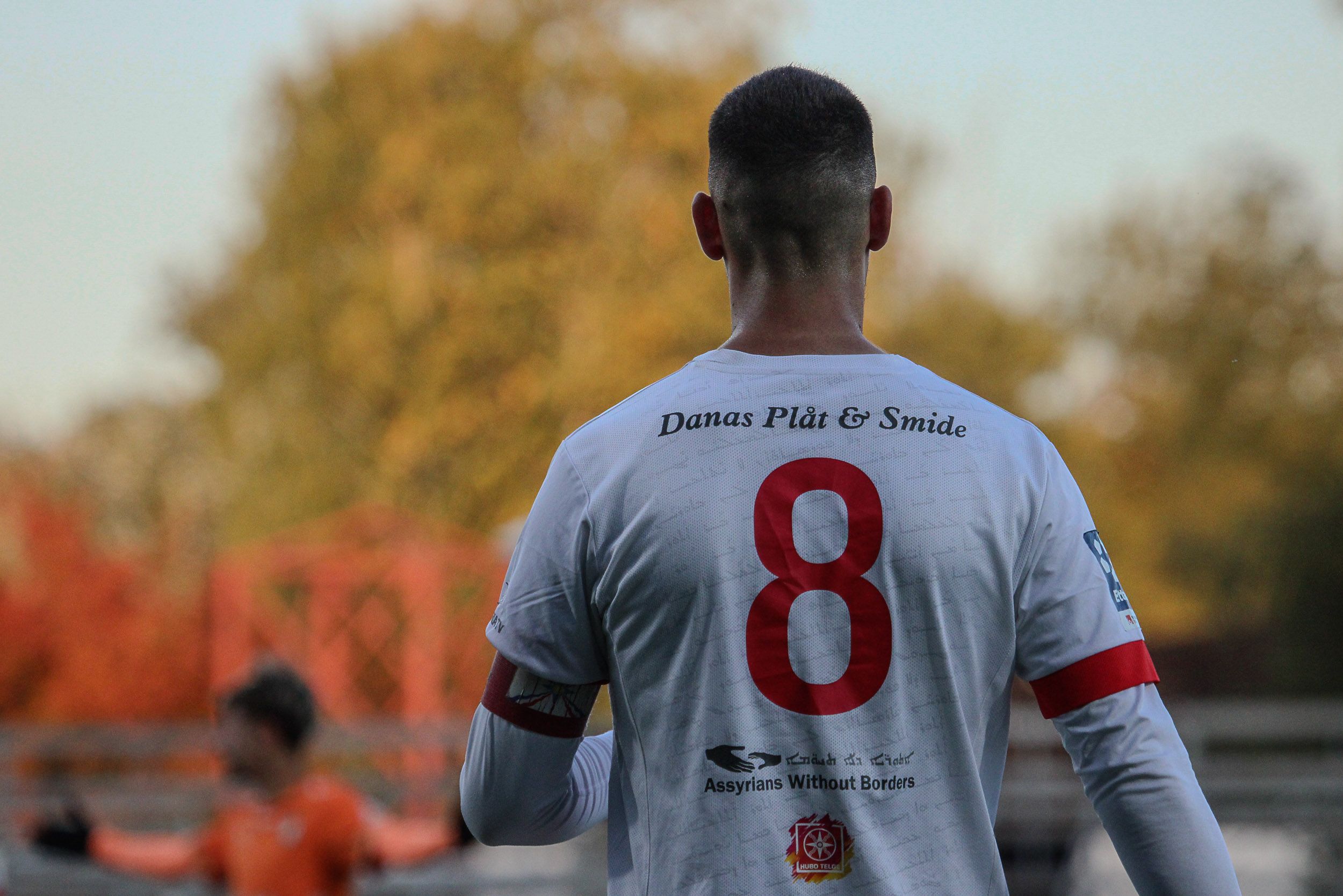Med bindeln runt armen och Assyriska i hjärtat – vår kapten visar vägen, match efter match.