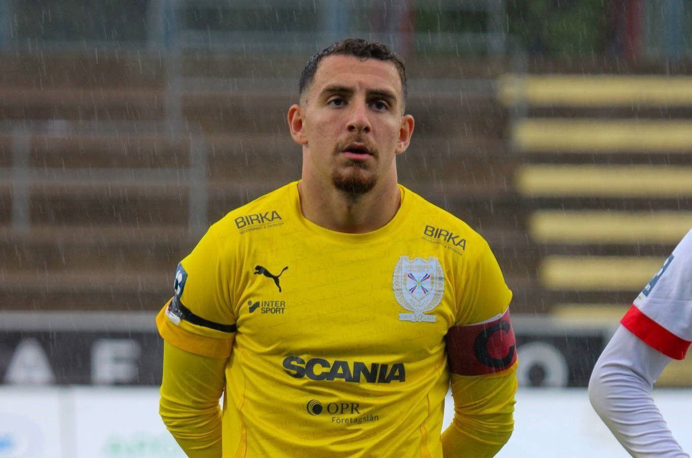 Att bära kaptensbindeln är mer än ett band runt armen, det är att vara en förlängning av lagets hjärta, säger Jakob