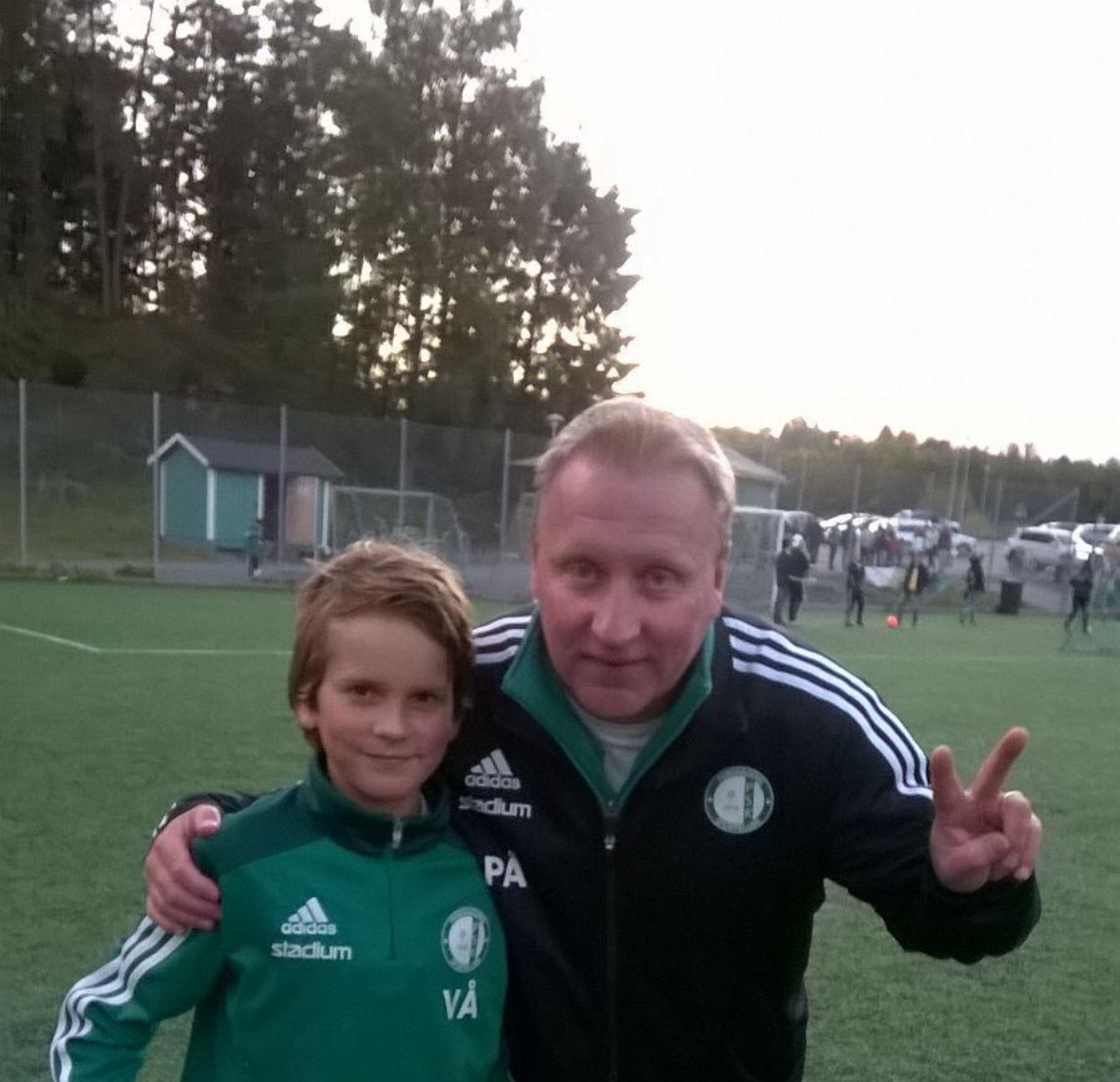 ”Jag har haft en bra uppväxt”, säger Victor med ett leende. ”Mina föräldrar har alltid stöttat mig – både i livet och i fotbollen.”