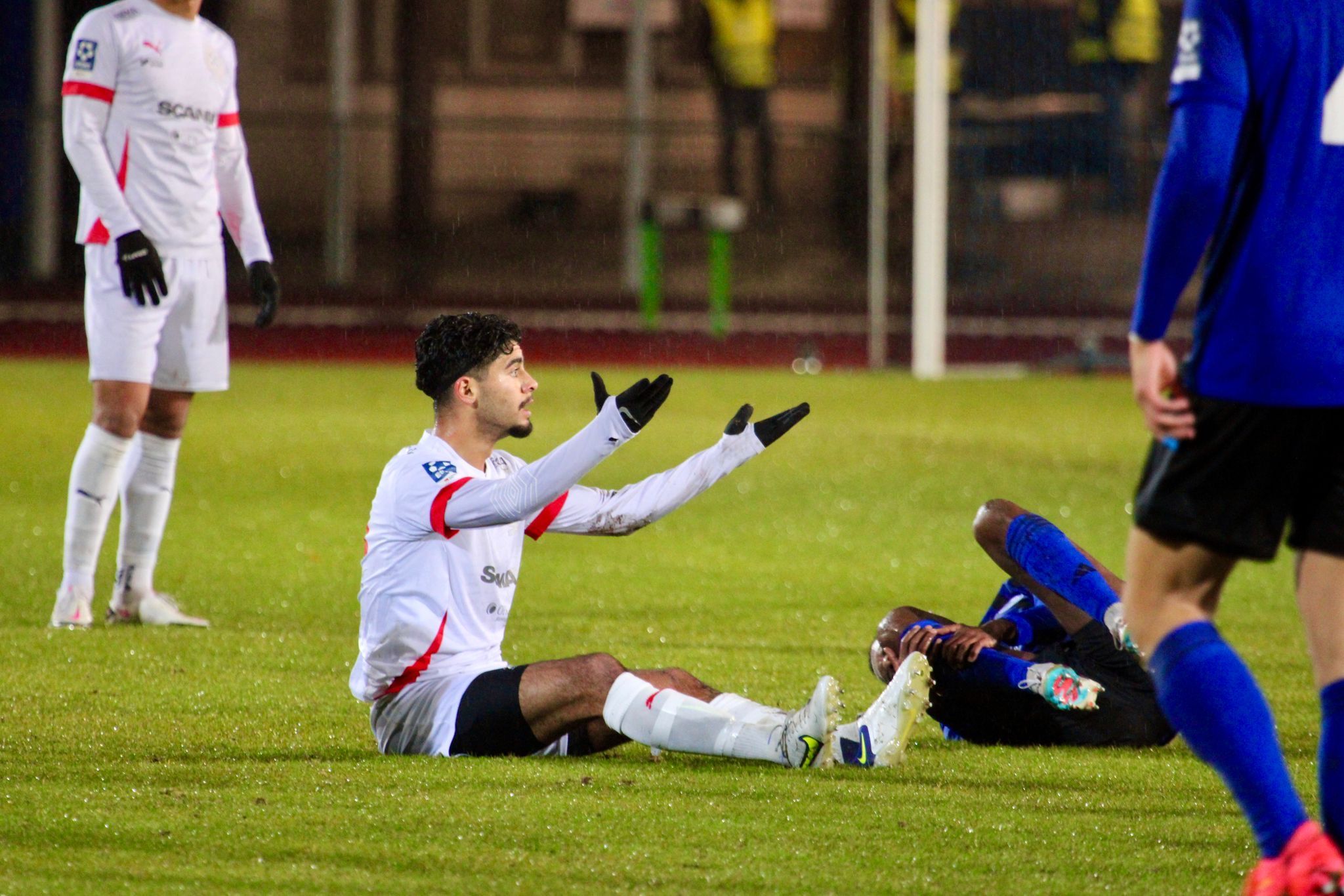 Tung gräsmatta, och tungt nederlag för Assyriska mot Täby