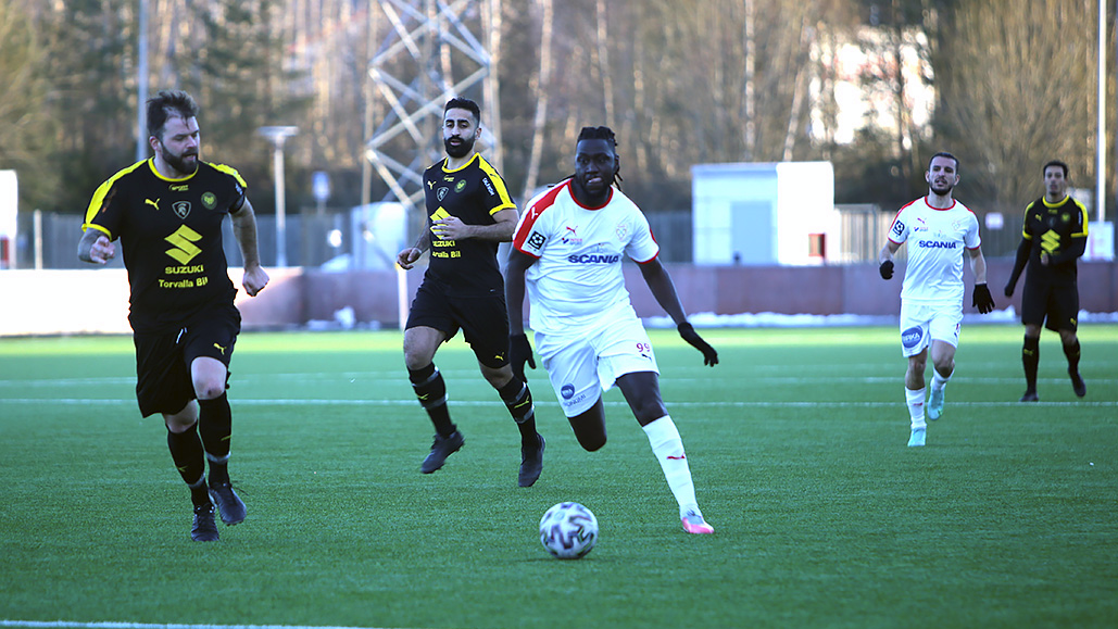 Det blev en målrik seger och ett mål från Alagi Sosseh som bara för någar veckor sedan förlängde sitt kontrakt.  [FOTO: Tiama Esa]