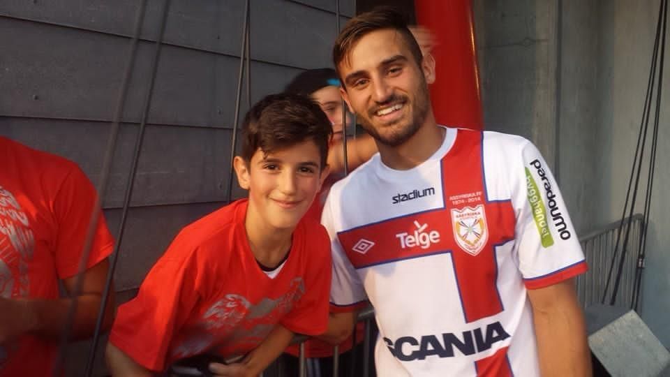 En ung Christian Aphrem med Assyriskas före detta spelare Sotirios Papagiannopoulos