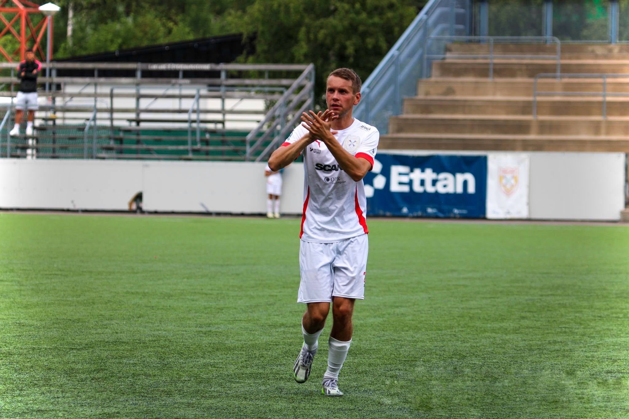 Victor klappar mot publiken – en gest av tacksamhet, formad av passion, tålamod och uthållighet.