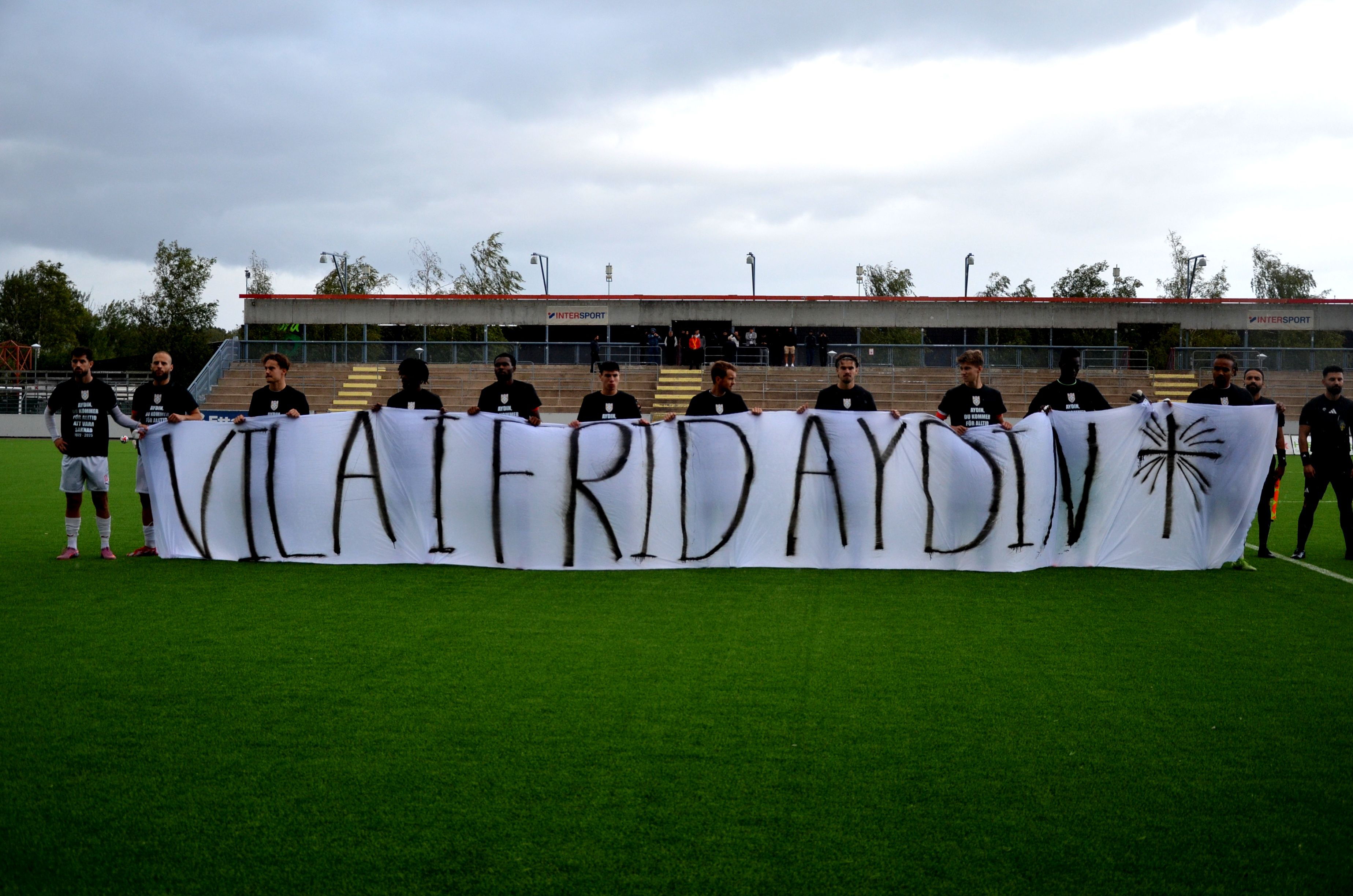 Assyriska FF och Zelge Fans hedrade hela matchen Aydin Aho med stolthet och kärlek till hans himmel.