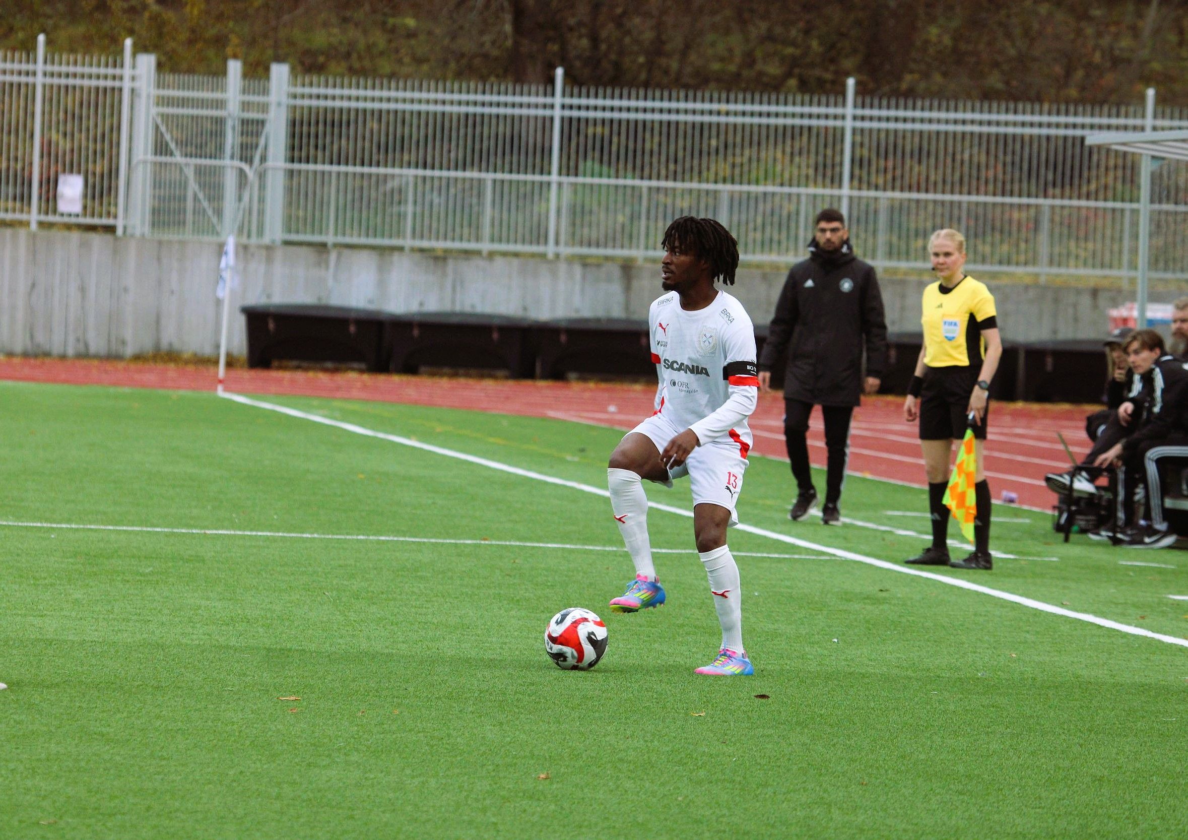 Kevin Jarrett med en perfekt assist till Ugwos ledningsmål för Assyriska