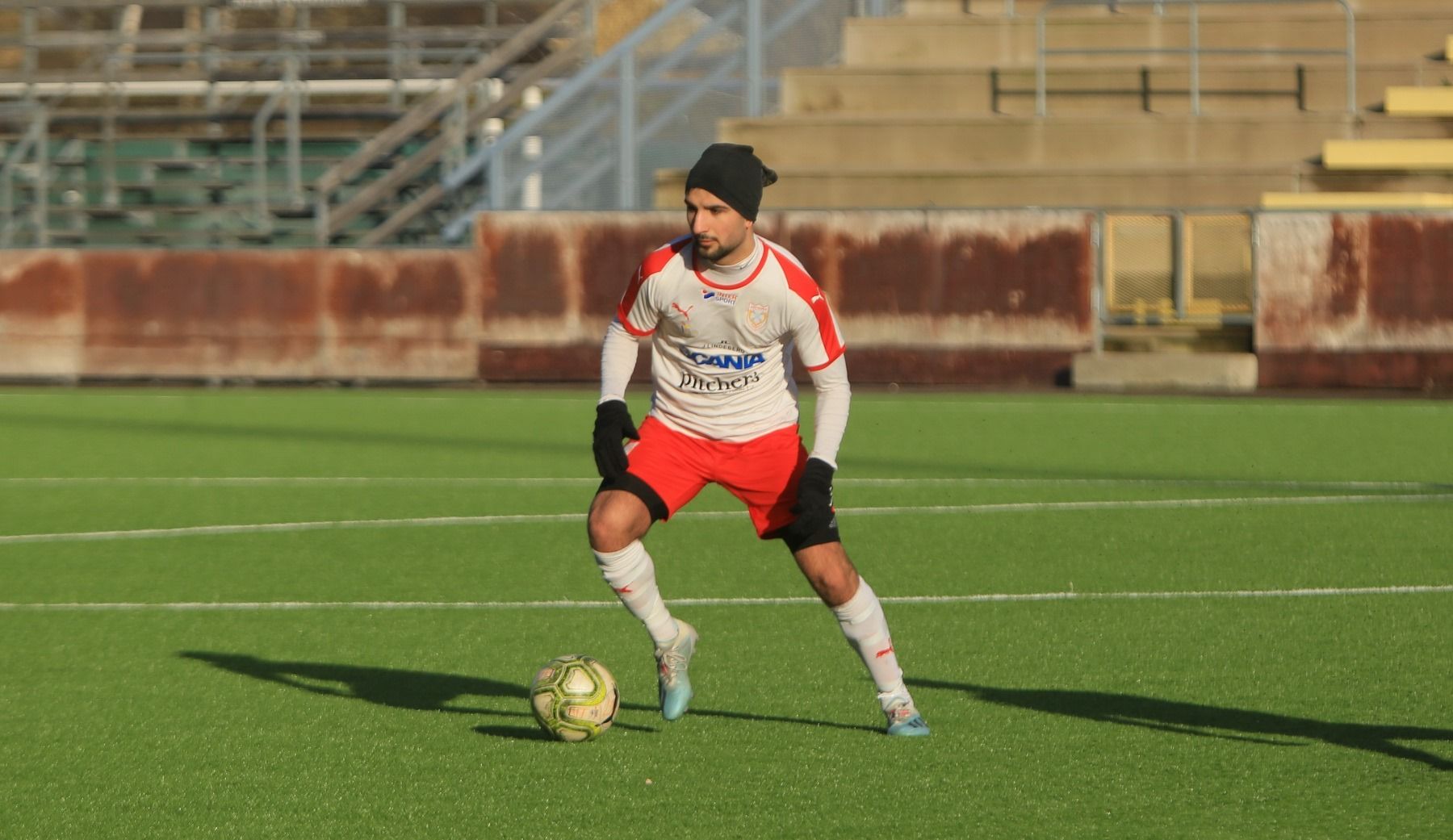 Gabriel Aphrem i en träningsmatch för Assyriska. Nu har han skrivit på två år för klubben.  [Foto: Morris Esa]