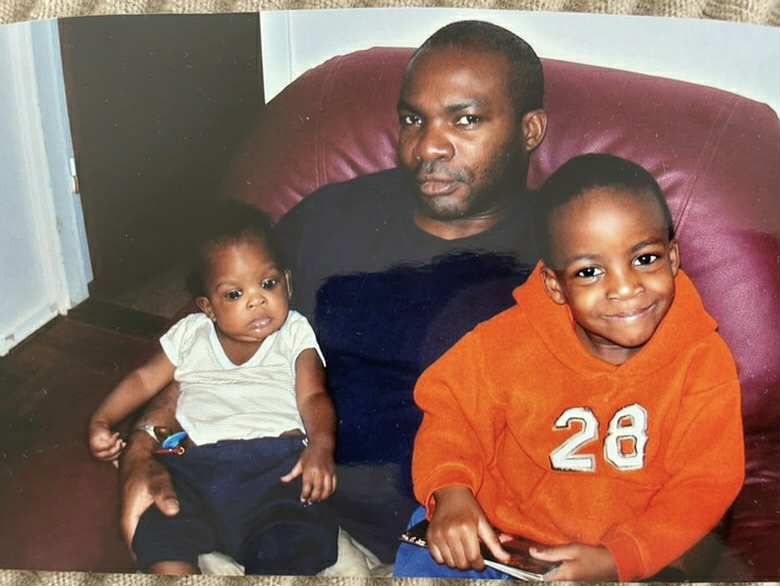 "Mamma och pappa. Båda kommer från Afrika och har kämpat hårt hela sina liv. Mamma har alltid stöttat mig, varit med mig, pushat mig. Hon har haft en enorm roll i allt jag gör och den person jag blivit, säger han med stolthet."