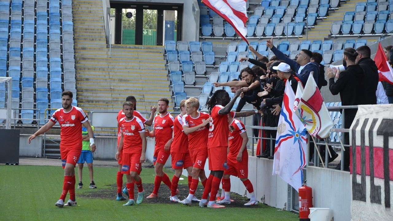 Spelarna firar med supportrarna efter 1-2 målet av Hugo Fernandez [FOTO: Caroline Envia Khamo]