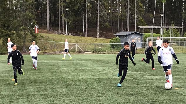 Assyriska P08 bjöd på teknisk fotboll med många mål i 8-4 segern mot ett år äldre Kallfors från Järna.  [FOTO: Redaktionen}
