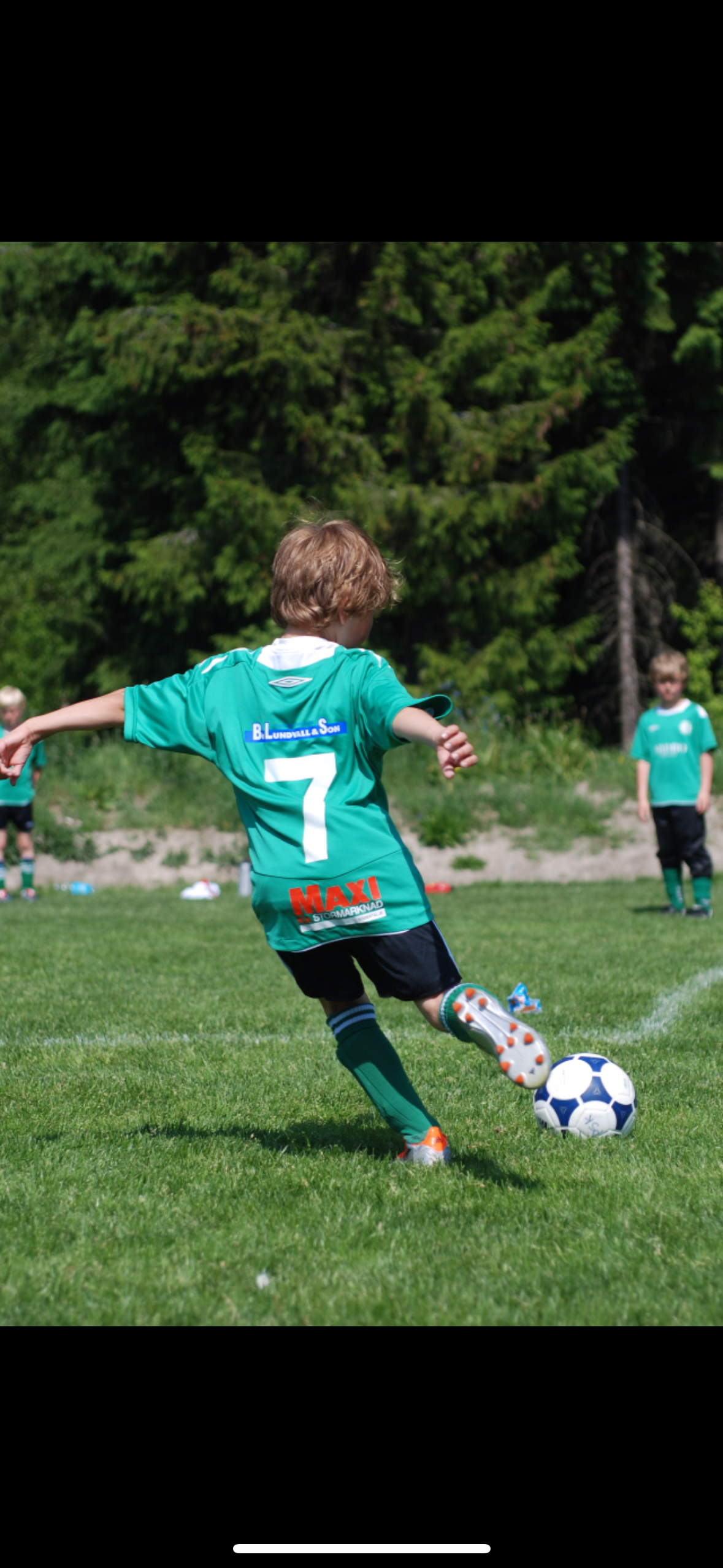 Victor lutar sig tillbaka, ser rakt in i kameran och säger: ”Kämpa på. Backa aldrig. Om du vill något och har den mentaliteten, kommer det