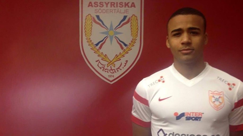 En 15-årig CJ när han skrev på för Assyriskas A-lag och inledde sin resa i seniorfotbollen.