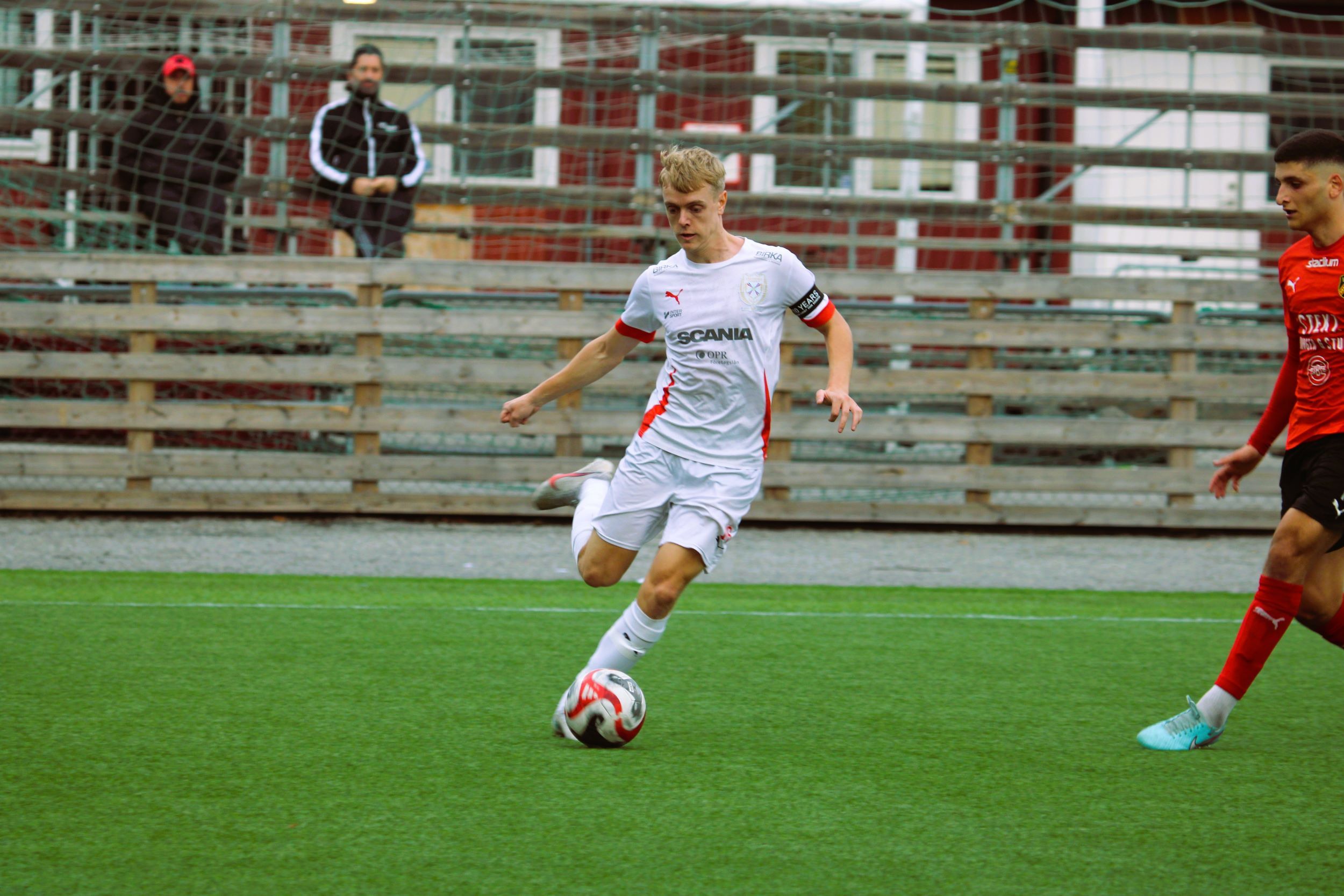 Med en snabb reaktion petade Linus Hillemar in 1–2 för Assyriska.