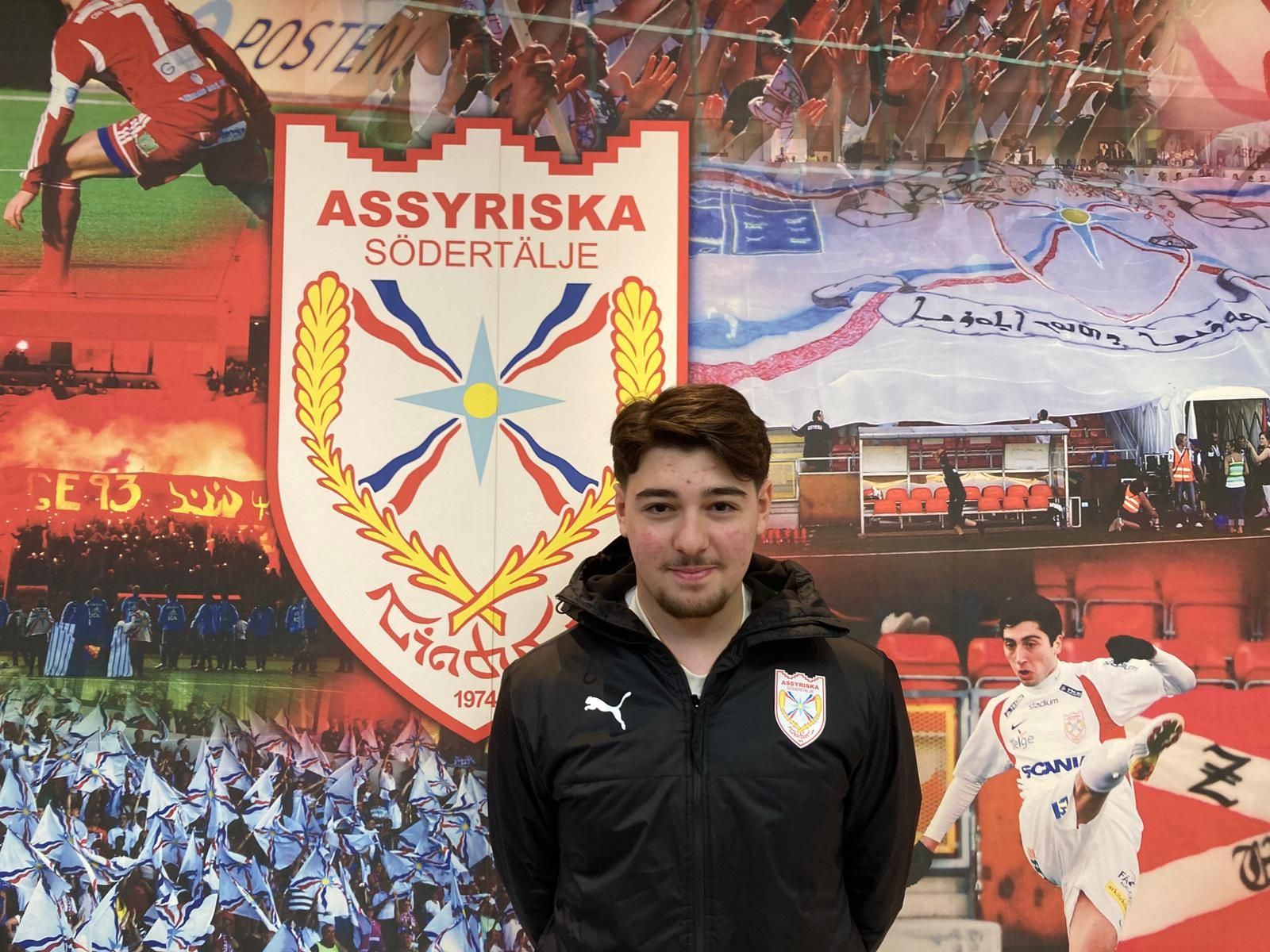 18-årige Carlo Ghanem, ny huvudtränare för U15 i Assyriska FF, redo att leda nästa generation med energi, passion och stort hjärta för föreningen.