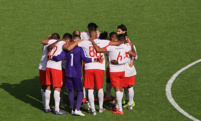 Assyriska FF samlas vid mittcirkeln inför matchen mot Tyresö FF. [FOTO: Morris Esa]