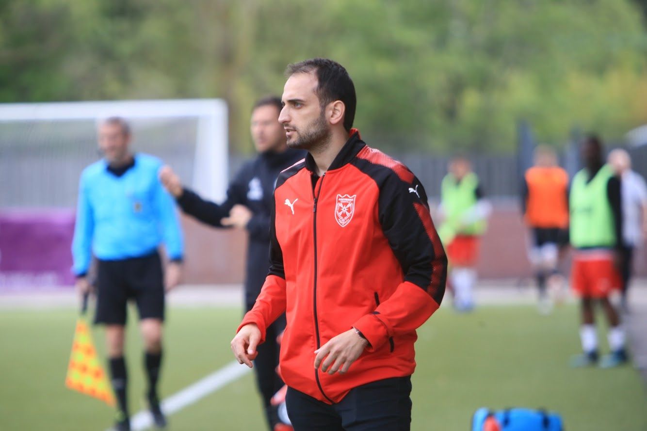 Martin Augar bärgade sin första seger som huvudtränare för Assyriska FF och hoppas på en andra raka seger idag.  [FOTO: Morris Esa]