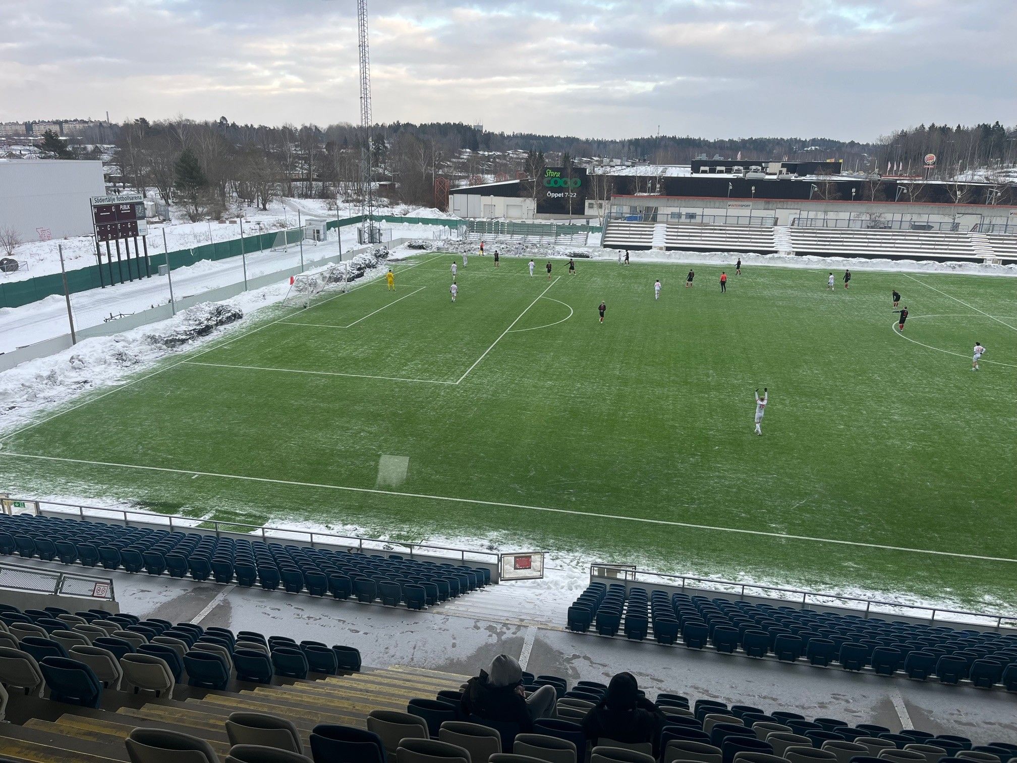 Tung plan av all blötsnö gjorde att det blev svårt att rulla boll