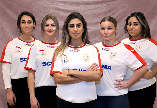 Arbelina Khoury, Emma Karlsson,  Patricia Aphrem, Bim Schalen och Albera Jene är Assyriska FF:s ambassadörer för flick- och damfotbollen i Södertälje.  [FOTO: Morris Esa]